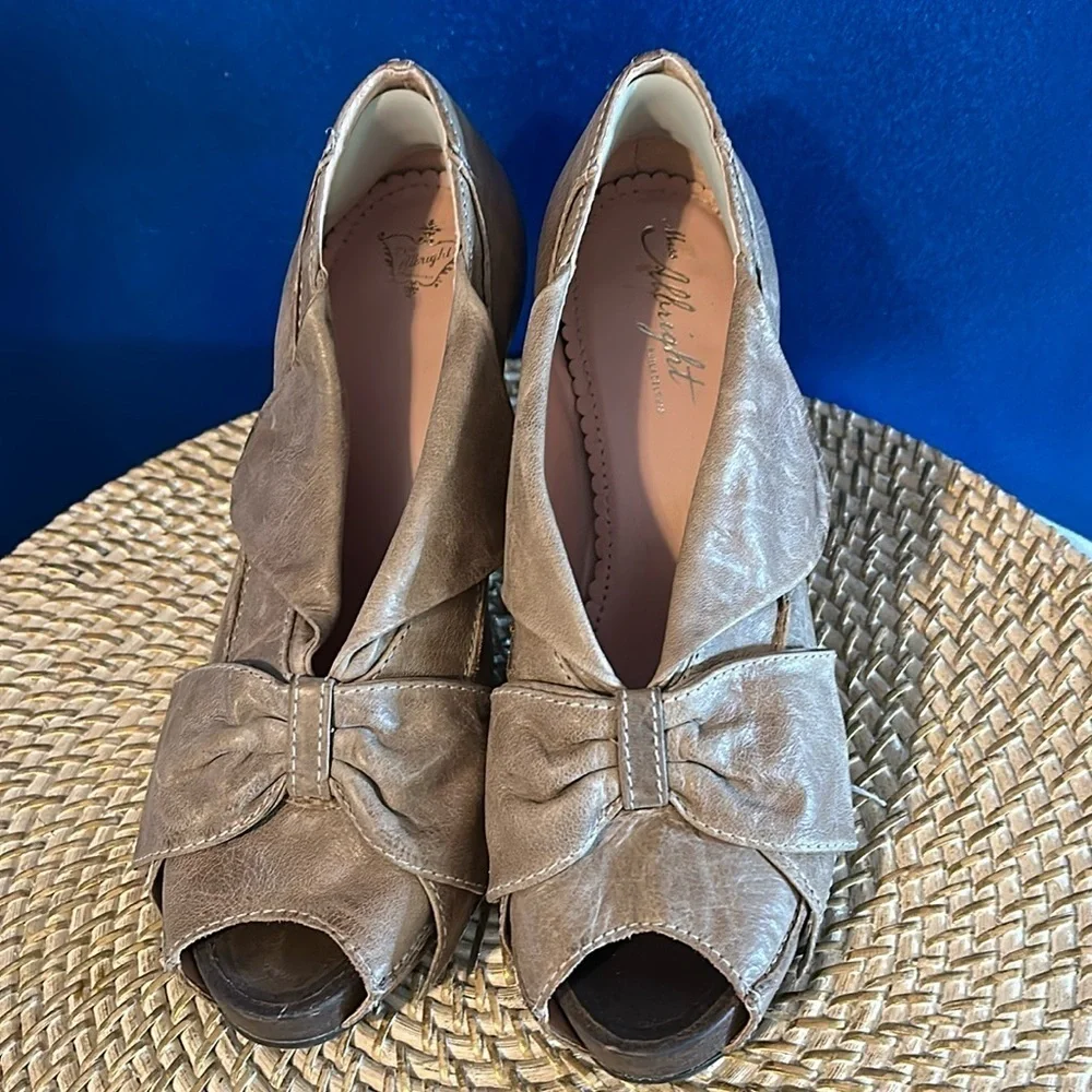 Women’s Anthropologie Miss Albright Leather Upper Bow Peep Toe Heels Size 8